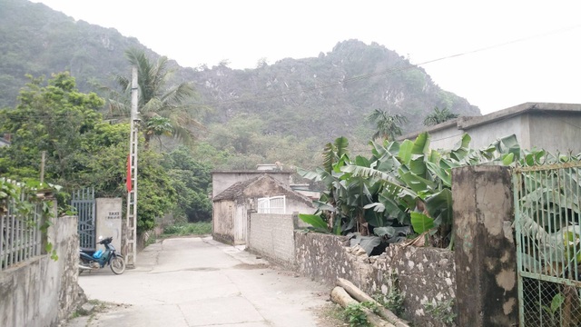 Dân “kêu trời” vì mỗi ngày chịu một trận… “động đất”! - 1 Thôn Sẽ Chè cách một dãy núi khoảng 200m là sang đến mỏ khai thác đá của doanh nghiệp Thành Thắng bên đất Thanh Liêm, Hà Nam.