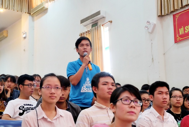 GS Ngô Bảo Châu: Nên hướng nghiệp cho học sinh qua trải nghiệm thực tế - 4 Sinh viên đặt nhiều câu hỏi liên quan lĩnh vực Toán học, phát triển tài năng... trong buổi giao lưu với GS Ngô Bảo Châu