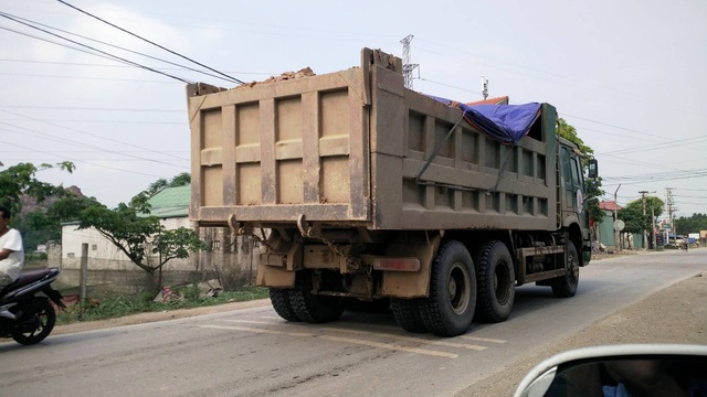 Ninh Bình: “Tập đoàn” xe quá tải tung hoành, tỉnh lộ “gồng mình” chống đỡ! - 3 Những chiếc xe tải khủng tung hoành trên Tỉnh lộ 477