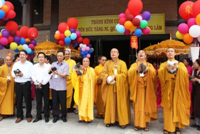 Hàng nghìn người dự Đại lễ Phật đản tại ngôi chùa lớn nhất Việt Nam - 2 Thả bóng bay, chim bồ câu cầu hòa bình, hạnh phúc cho toàn dân tộc.