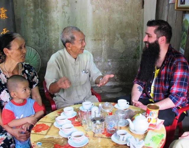 Đạo diễn phim Kong thăm nhà “Tộc trưởng thổ dân” - 2 Đạo diễn Jordan Vogt-Roberts trò chuyện vui vẻ cùng ông Lâm và gia đình.