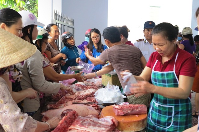 Người dân TP Quy Nhơn (Bình Định) nườm nượp đi mua thịt heo ủng hộ người chăn nuôi