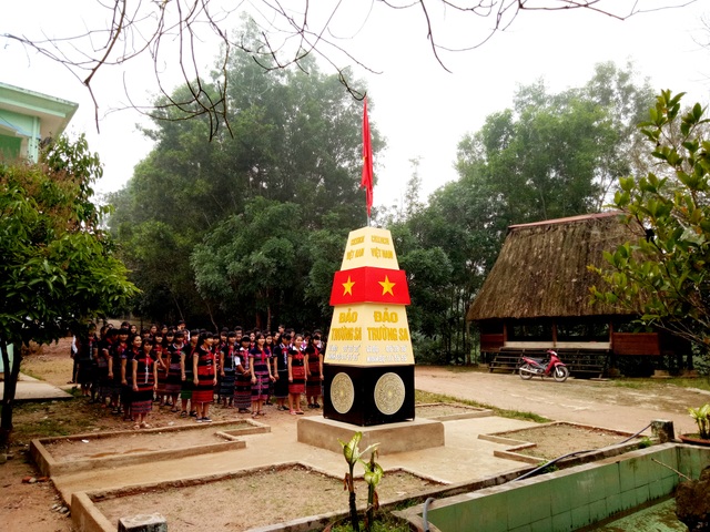 Cột mốc chủ quyền Trường Sa trong trường học giữa Trường Sơn - 2 Mỗi sáng thứ 2, các em hát Quốc ca dưới cột mốc chủ quyền