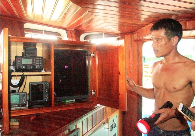 Bình Định: Những hình ảnh “tố cáo” tàu vỏ thép đóng thép Trung Quốc? - 15 Anh Khỏe cũng cho biết hệ thống máy dò này trên thị trường chỉ hơn 300 triệu, nhưng trong hóa đơn công ty tính là hơn 1,6 tỷ đồng