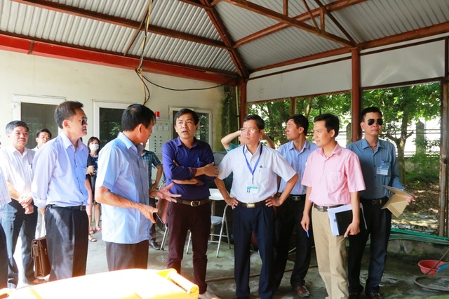 Lò đốt rác bệnh viện cải tạo xong, vừa vận hành thử dân đã chạy tán loạn! - 2 Đoàn quan trắc đến lò đốt kiểm tra vận hành thử nghiệm.