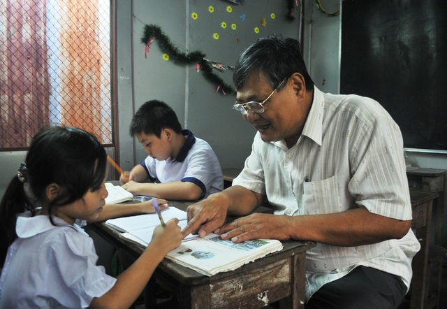 Người cựu chiến binh xây dựng lớp học tình thương giữa xóm nghèo - 3
Những lúc rảnh, ông Thời đến dạy chữ hoặc cho bánh kèo, sách vở... cho các cháu