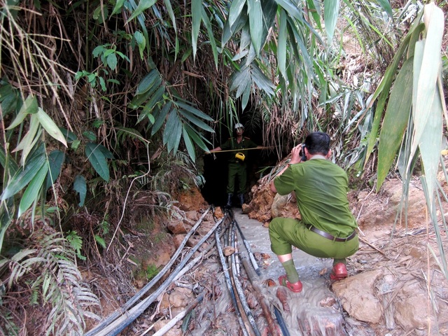 Cơ quan chức năng kiểm tra, xử lý một hầm có người khai thác trái phép ở Bồng Miêu