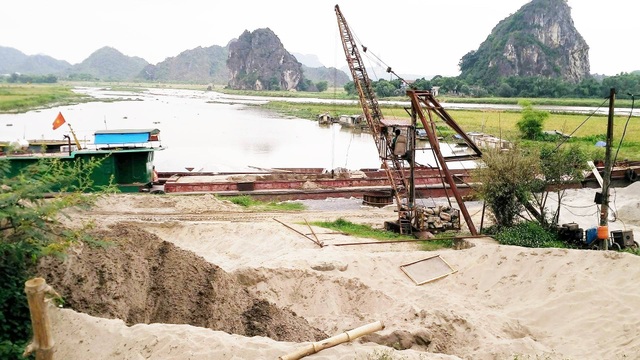 Ninh Bình: Chỉ đạo dẹp bãi cát "lậu" sau loạt bài điều tra của Báo Dân trí - 1 Một bãi tập kết cát trái phép, vi phạm Luật Đê điều và Phòng chống thiên tai tại xã Gia Trung, huyện Gia Viễn.