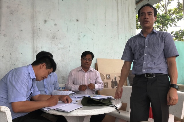 Vụ sạt lở ở TPHCM: 30 người dân đồng ý di dời khẩn cấp - 1 PGS-TS Tô Văn Thanh, Phó Viện trưởng Viện KHTL Miền Nam (người đứng) và lãnh đạo UBND xã Nhơn Đức cùng các đơn vị liên quan tại buổi họp với các hộ dân trong khu vực bị ảnh hưởng.
