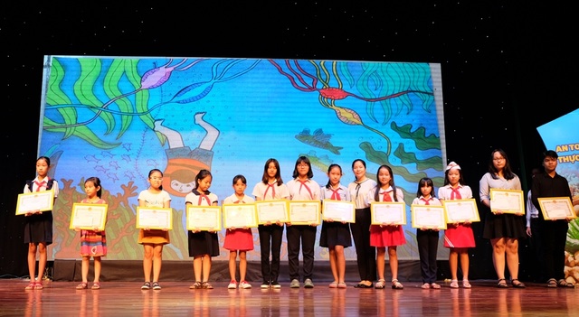 Đà Nẵng: Trao giải cuộc thi viết, vẽ tranh về bảo vệ môi trường - 1
Các học sinh đoạt giải Cuộc thi viết, vẽ tranh về bảo vệ môi trường ở Đà Nẵng
