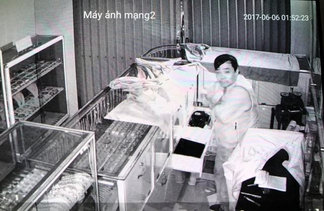 Chủ nhà và người thuê mặt bằng cùng mất trộm hơn nửa tỷ đồng - 1 Kẻ trộm không che kín mặt và rất bình thản khi gây án...