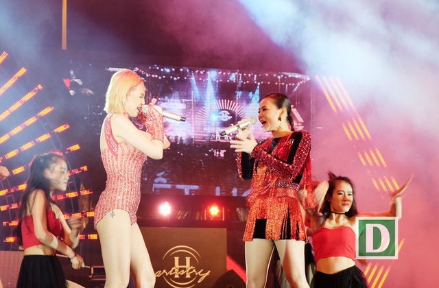 Tóc Tiên, Thu Minh lần đầu song ca nóng bỏng sân khấu Đà thành - 2 Tóc Tiên, Thu Minh cùng làm mới ca khúc Giọt sương trên mí mắt của cố nhạc sĩ Thanh Tùng