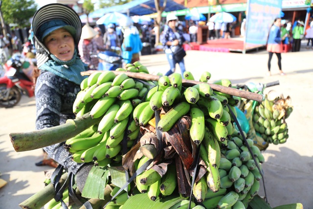 Tái hiện chợ quê Quảng Nam - 2 Người dân mang các sản vật của nhà ra chợ quê giao thương