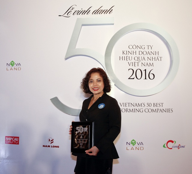 PNJ được vinh danh trong Top 50 công ty kinh doanh hiệu quả nhất Việt Nam 2016 - 2 Bà Phạm Thị Mỹ Hạnh tại buổi lễ vinh danh