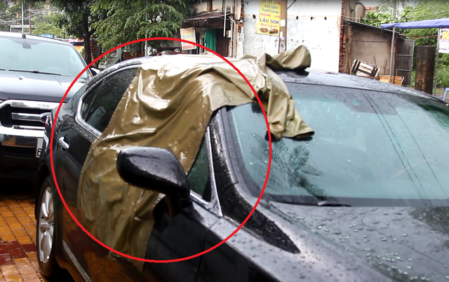 Nghi án đập kính ô tô Lexus, lấy trộm gần 5 tỉ đồng giữa ban ngày - 1 Kính xe bên phải của ông H. bị kẻ gian đập vỡ. Theo khai nhận của nạn nhân, kẻ trộm đã lấy bọc tiền gần 5 tỷ đồng.
