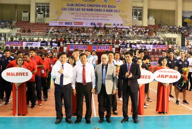 Khởi tranh giải bóng chuyền vô địch các CLB nam châu Á năm 2017 - 2 Ban tổ chức giải cùng lãnh đạo tỉnh Ninh Bình khai mạc giải đấu.