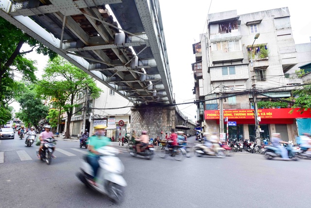Cận cảnh 127 vòm cầu hơn trăm tuổi sắp được đục thông ở Hà Nội - 2
Đoạn cầu sắt bắc qua phố Hàng Lược. Có 127 trên tổng số 131 vòm sẽ được đục thông làm đường đi và làm không gian công cộng.