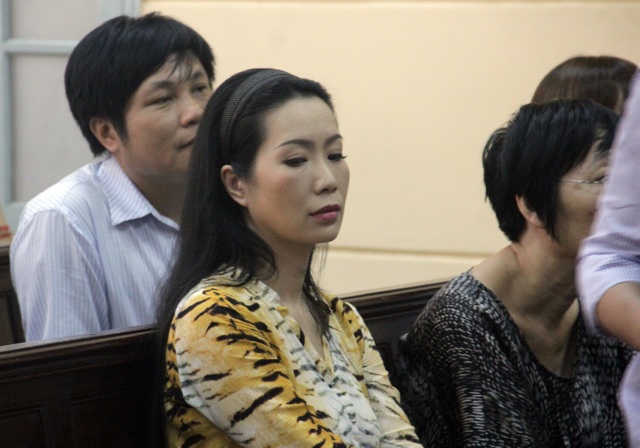 Nghệ sĩ Ngọc Trinh khóc nức nở tại tòa - 2 Á hậu Trịnh Kim Chi tới ủng hộ Ngọc Trinh