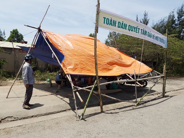 Dân lại chặn nhà máy thép gây ô nhiễm - 2 Người dân dựng lều trước cổng nhà máy thép Việt Pháp để phản đối ô nhiễm