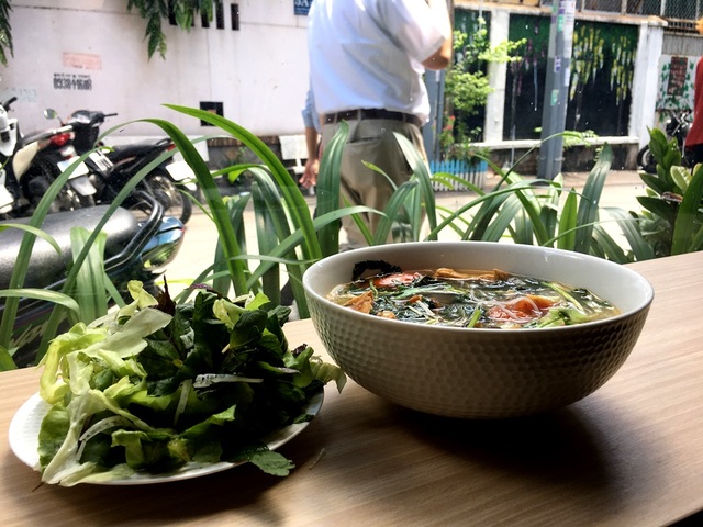 Món ngon từ lá chanh đậm chất Hà Nội giữa lòng Sài Gòn - 2 Bát bún ốc nồng nàn hương vị hòa lẫn trong không gian thoang thoảng hương lá chanh.