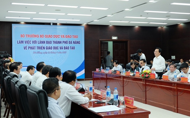 Đà Nẵng: Tập trung phát triển 3 "mũi nhọn" trong giáo dục đào tạo - 1 Bộ trưởng Phùng Xuân Nhạ cùng đoàn công tác của Bộ GD - ĐT vừa có buổi làm việc với lãnh đạo Đà Nẵng về phát triển GD - ĐT vào sáng 14/7