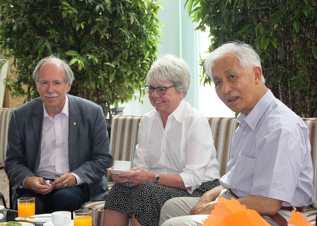 Giáo sư Nobel Vật lý đến Quy Nhơn nói chuyện về khoa học vũ trụ - 3 GS. Trần Thanh Vân, Chủ tịch Hội Gặp gỡ Việt Nam trò chuyện thân tình với GS. Gerard ‘t Hooft khi vừa đến Quy Nhơn