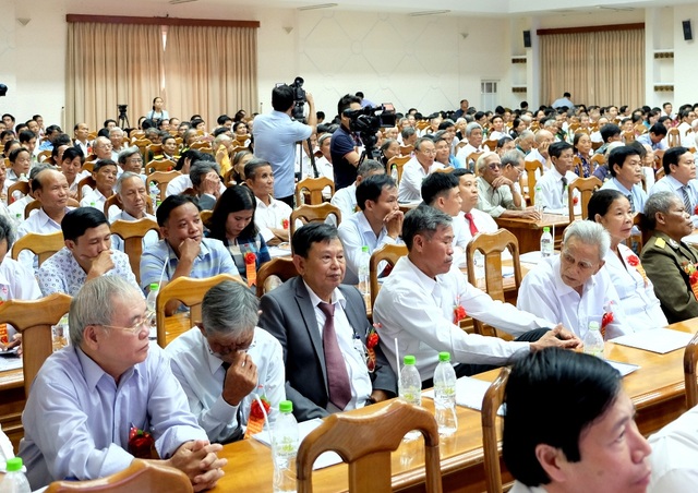 Ông Tuyên (thứ 3 từ trái qua) là một trong 400 đại biểu là người có công cách mạng tiêu biểu được tỉnh Quảng Nam vinh danh dịp nhân kỷ niệm 70 năm ngày Thương binh – Liệt sĩ