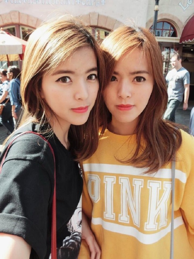 Cặp chị em song sinh xinh đẹp gây "sốt" mạng xã hội - 7