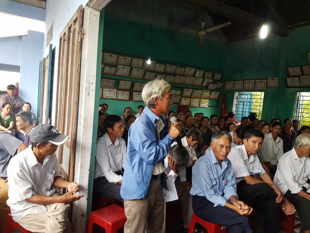 Nhà máy thép gây ô nhiễm: Dân yêu cầu di dời sớm - 2 Người dân đối thoại với chính quyền địa phương