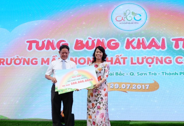 Đà Nẵng: Trao 100 suất học bổng hỗ trợ học sinh nghèo vượt khó - 1 Đại diện lãnh đạo quận Sơn Trà tiếp nhận 100 suất học bổng ủng hộ các em học sinh khó khăn.