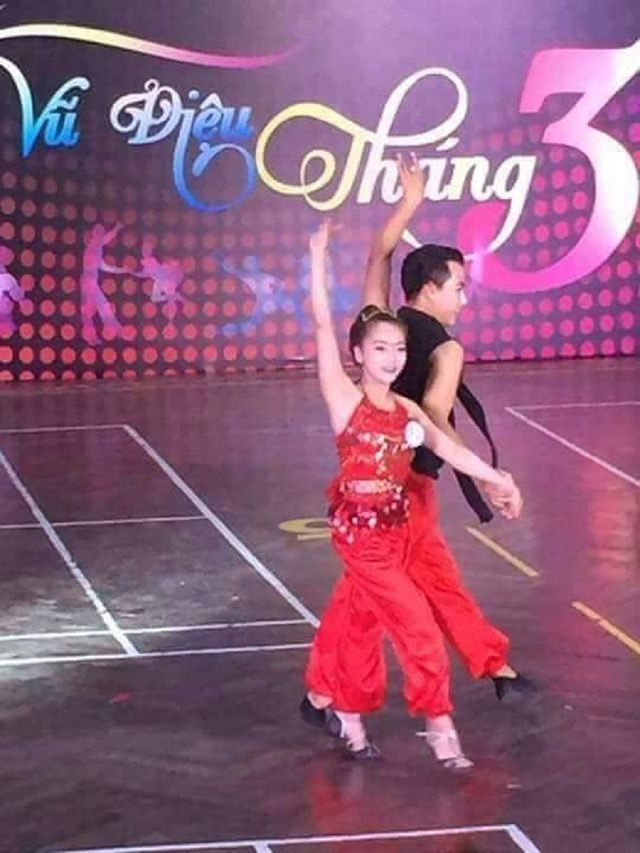 Clip cô gái nhảy đẹp trong đám cưới bị hiểu nhầm là... cô dâu - 2
Ni Ni là giáo viên dạy kèm dancesport