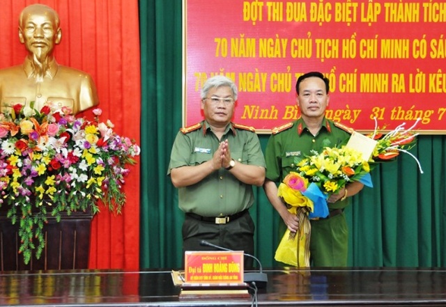 Hé lộ đường dây đánh bạc “khủng” liên kết nước ngoài - 3 Đại tá Đinh Hoàng Dũng - Giám đốc Công an tỉnh Ninh Bình chúc mừng chiến công của Công an thành phố Ninh Bình vì đã triệt phá thành công đường dây đánh bạc khủng xuyên quốc gia (Trong ảnh: Đại tá Tống Mạnh Hùng (bên phải) nhận hoa chúc mừng)