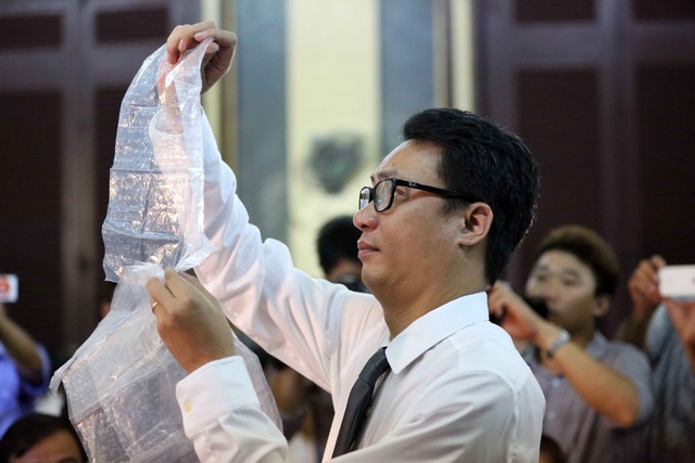 Vụ Hoa hậu Phương Nga: Luật sư phản đối việc mở niêm phong vật chứng - 2 Luật sư Quynh kiểm tra những bức thư thông cung.