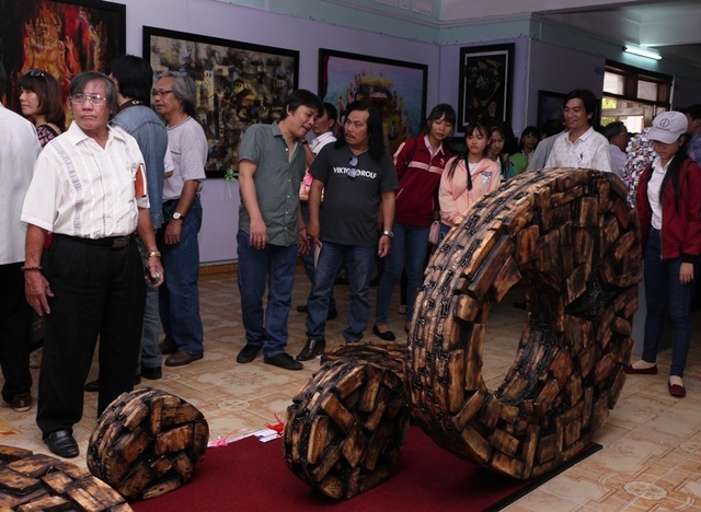 Dùng gỗ, thép biến những lát cá “giả”… nhìn như thật - 1 Tác phẩm: Trên từng lát cá của tác giả Lê Trọng Nghĩa (Bình Định) đoạt giải B tại triển lãm.