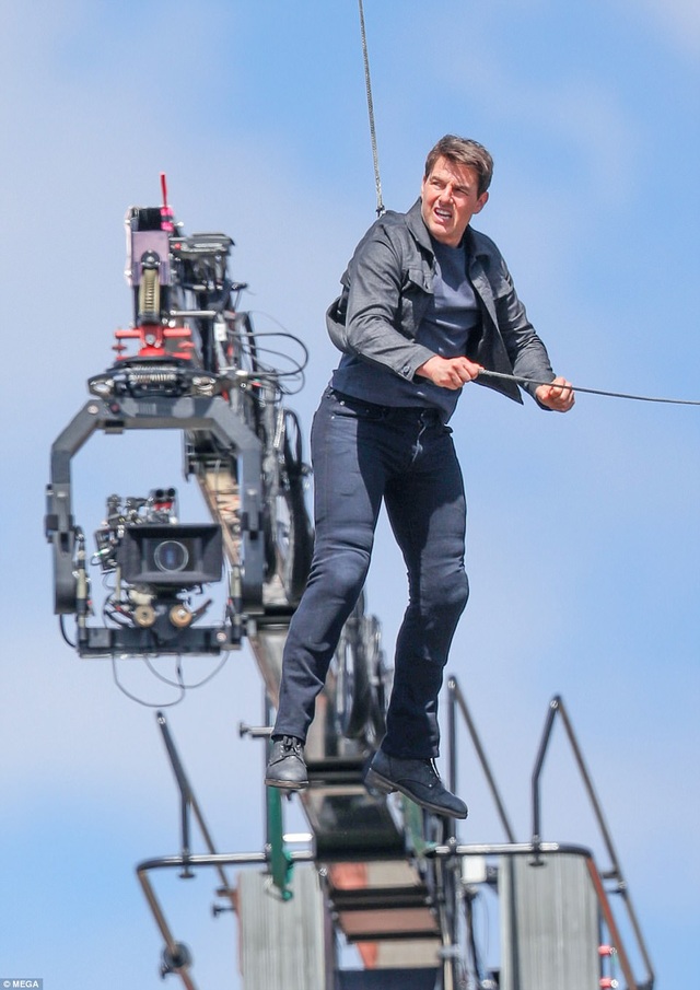 Tom Cruise gặp tai nạn trên phim trường “Nhiệm vụ bất khả thi 6” - 2 Rất may mắn cho Tom Cruise khi các thiết bị an toàn giúp anh tránh khỏi một cú ngã chí mạng. Sau cú nhảy hụt, Tom Cruise đã bị đập mình vào một bên tòa nhà.