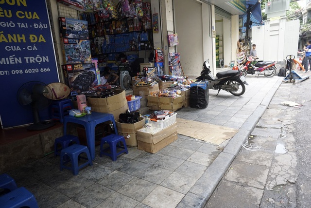 Vỉa hè Hà Nội bị "tái chiếm" sau 5 tháng dọn dẹp - 2
Vỉa hè phố Ngõ Gạch, hàng hoá và xe máy để lộn xộn. Đầu tháng 3/2017, Hà Nội khởi động chiến dịch dọn dẹp vỉa hè với các phát biểu quyết tâm cao của lãnh đạo thành phố và lãnh đạo lực lượng công an thành phố.