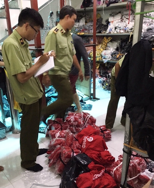 Tạm giữ nhiều quần áo nghi giả nhãn hiệu nổi tiếng - 2
Đội QLTT 2A phối hợp với Công an phường Linh Chiểu, quận Thủ Đức, TPHCM tiến hành kiểm tra hộ kinh doanh quần áo, thời trang sỉ trên địa bàn phường Linh Chiểu.