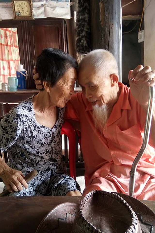 Ngưỡng mộ tình bạn xuyên thế kỷ của hai cụ già tuổi 90 - 1 Chơi với nhau từ ngày nhỏ, giờ đây khi về già người không nhìn thấy, người không nghe rõ họ vẫn tìm đến nhau ôn lại chuyện thiếu thời, tình bạn lâu bền của đôi bạn già còn là cơ sở cho tình bạn đẹp của con cháu sau này.