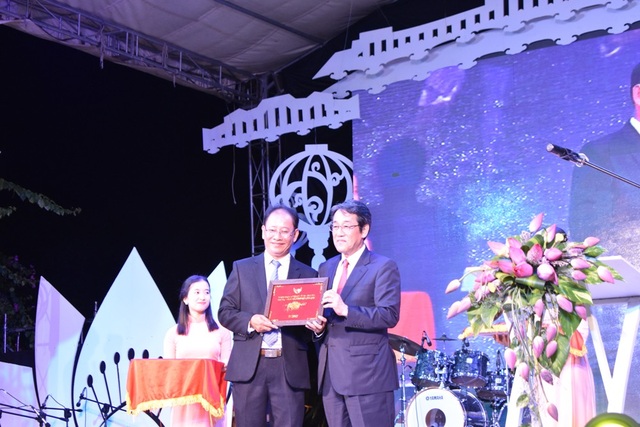 Ấn tượng đêm khai mạc giao lưu văn hóa Hội An - Nhật Bản - 2 Trao tặng kỷ niệm giữa Hội An và Nhật Bản nhân dịp giao lưu văn hóa Hội An-Nhật Bản lần thứ 15