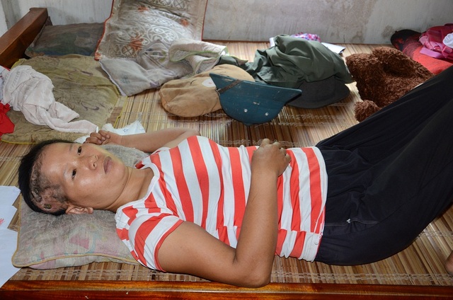 “Ai cứu mẹ con với, mẹ con chết mất thôi !…” - 2
Vay mượn khắp nơi, nhưng gia đình cũng chỉ có thể theo các bệnh viện được 1 năm