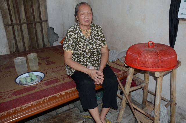 "Tôi có 3 con, 2 đứa tâm thần, 1 đứa nằm liệt vì tai nạn" - 2
Vợ ông Trình, bà Nguyễn Thị Hiệp, mắc chứng viêm đa khớp nặng