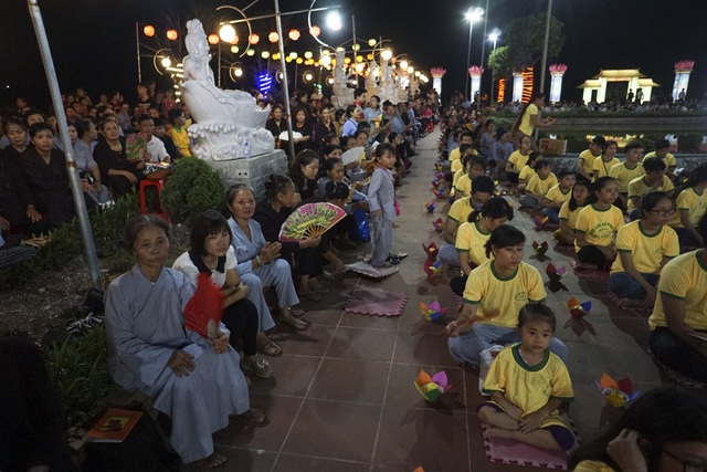 Đêm Vu Lan đặc biệt dành cho giới trẻ - 2
Trước buổi lễ cả tiếng đồng hồ, hàng nghìn Phật tử, người dân đã có mặt, ngồi kín khoảng sân rộng lớn của chùa.