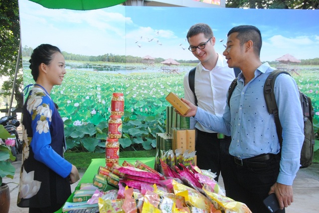 Ngoài lượng khách trong nước còn có khách quốc tế đến tham quan trong ngày hội sen Đồng Tháp