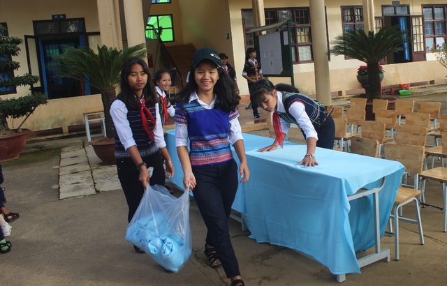 Nụ cười rạng rỡ của học sinh dân tộc thiểu số trong lễ khai giảng - 2 Các bạn nữ trực nhật lại khuôn viên trường trước khi làm lễ khai giảng