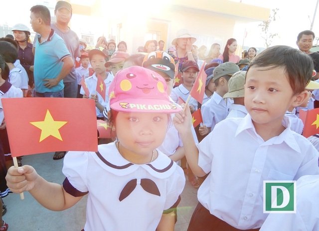 Ngộ nghĩnh bé lớp 1 trong ngày khai giảng - 2
Hơn 6h sáng, nhiều bé đã chỉnh tề đồng phục, phấn khởi bước vào năm học mới với cờ đỏ sao vàng trên tay
