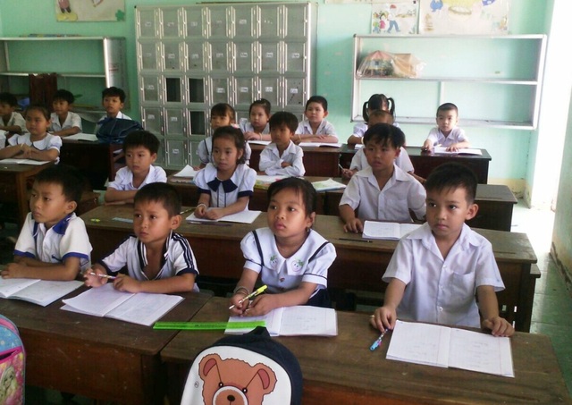 Một trường tiểu học vùng sâu mạnh dạn không thu phụ phí - 2 Trước quyết định của BGH trường tiểu học thị trấn 2 không thu thêm các khoản phụ phí, giáo viên, phụ huynh đều rất vui mừng