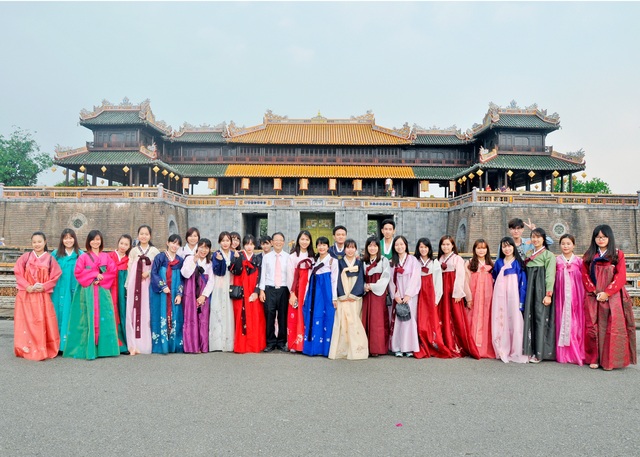 Hấp dẫn cuộc thi viết tiếng Hàn toàn quốc 2017 tại Văn phòng Hàn ngữ Sejong Huế - 2 Học viên mặc Hanbok chụp ảnh ở những điểm du lịch nổi tiếng ở Huế
