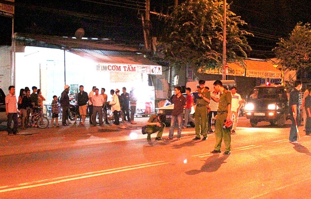 Thanh niên cắt cổ bạn tình đồng tính, cướp SH sa lưới sau 48 giờ - 1 Công an TPHCM dựng lại hiện trường một vụ án giết người, cướp tài sản.