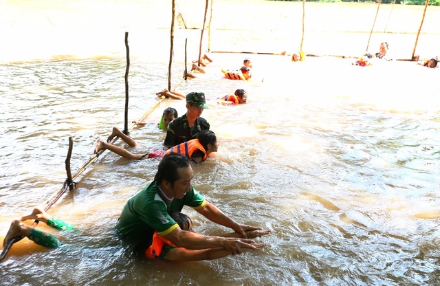 Bộ đội biên phòng dạy bơi cho trẻ em vùng lũ - 2 Thầy giáo và các chiến sĩ bộ đội biên phòng Đồn Bình Thạnh dạy bơi cho các em nhỏ. (ảnh: Phú Quí)