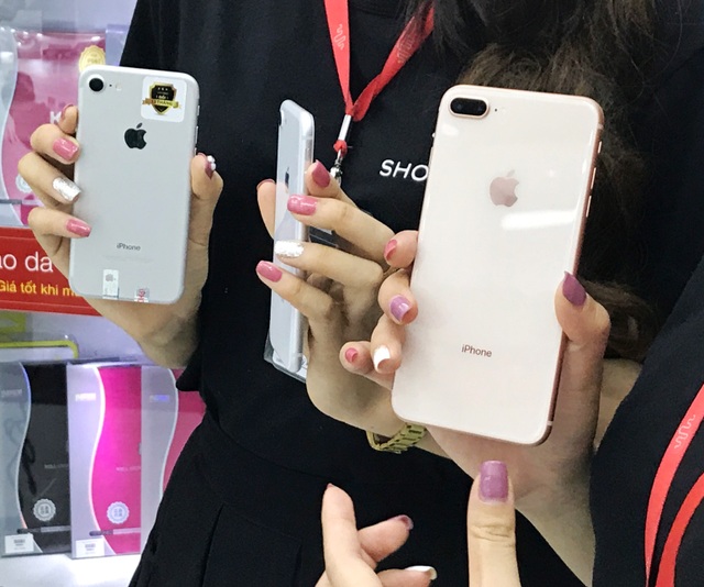 iPhone 8 đầu tiên đã xuất hiện tại Hà Nội, giá gần 23 triệu đồng - 1
iPhone 8, 8 Plus đã được xách tay về Việt Nam trước ngày mở bán.